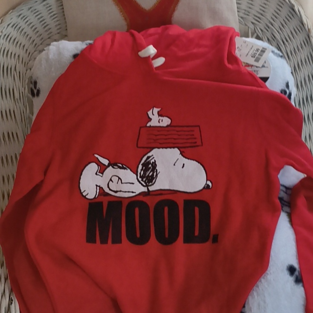 Size medium peanuts lightweight sweatshirt with hood